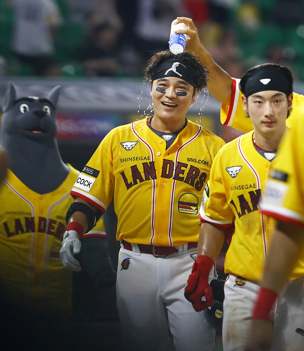 지난 7월 5일 인천 SSG랜더스필드에서 신세계푸드가 SSG랜더스 야구단과 함께 진행한 NBB DAY(노브랜드 버거 데이) 롯데자이언츠와의 1차전에서 추신수 선수가 끝내기 홈런을 친 후 동료들의 축하를 받고 있다. [SSG랜더스 제공]