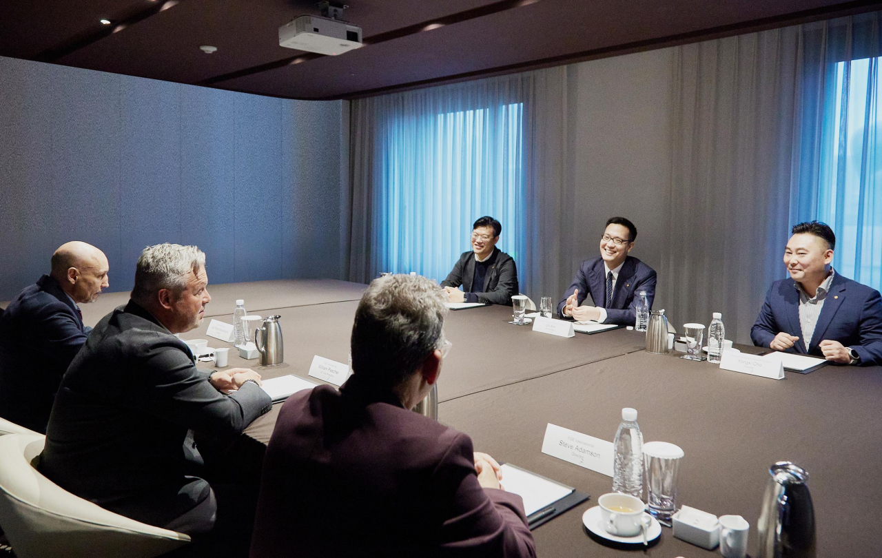 갤러리아는 6일 ‘파이브가이즈 인터내셔널(FGE International)’과 국내 사업권 계약 관련 약정서를 체결, 내년 상반기에 ‘파이브가이즈’ 국내 1호점을 오픈한다. [갤러리아 제공]