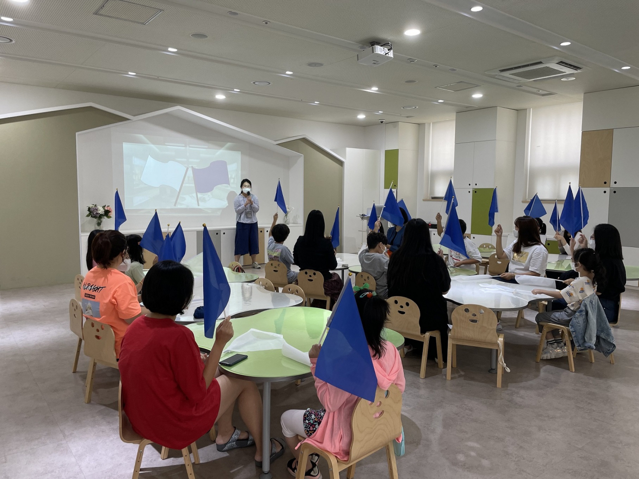 서울 송파구 송파책박물관에서 6일 초등학생 1~3학년 학생들이 책을 만드는 경험을 할 수 있는 ‘조선의 세책점으로 오세요’ 수업을 듣고 있다. [송파구 제공]