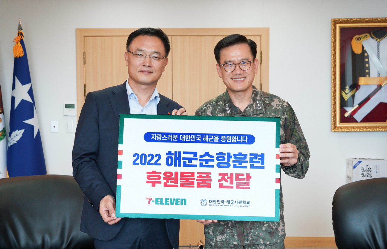 최경호 세븐일레븐 대표이사(좌)와 안상민 해군사관학교장이 해군순항훈련 후원 관련 기념촬영을 하고 있다.[세븐일레븐 제공]
