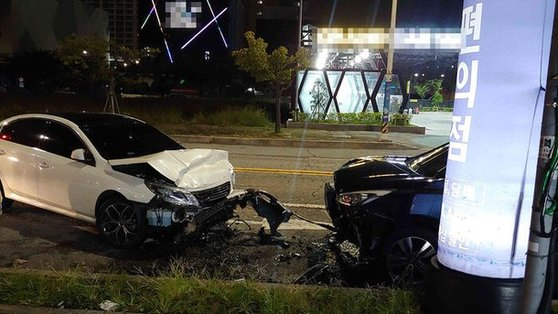 SUV가 건너편에 정차해 있던 SM5를 들이받은 사고현장. [부산경찰청]