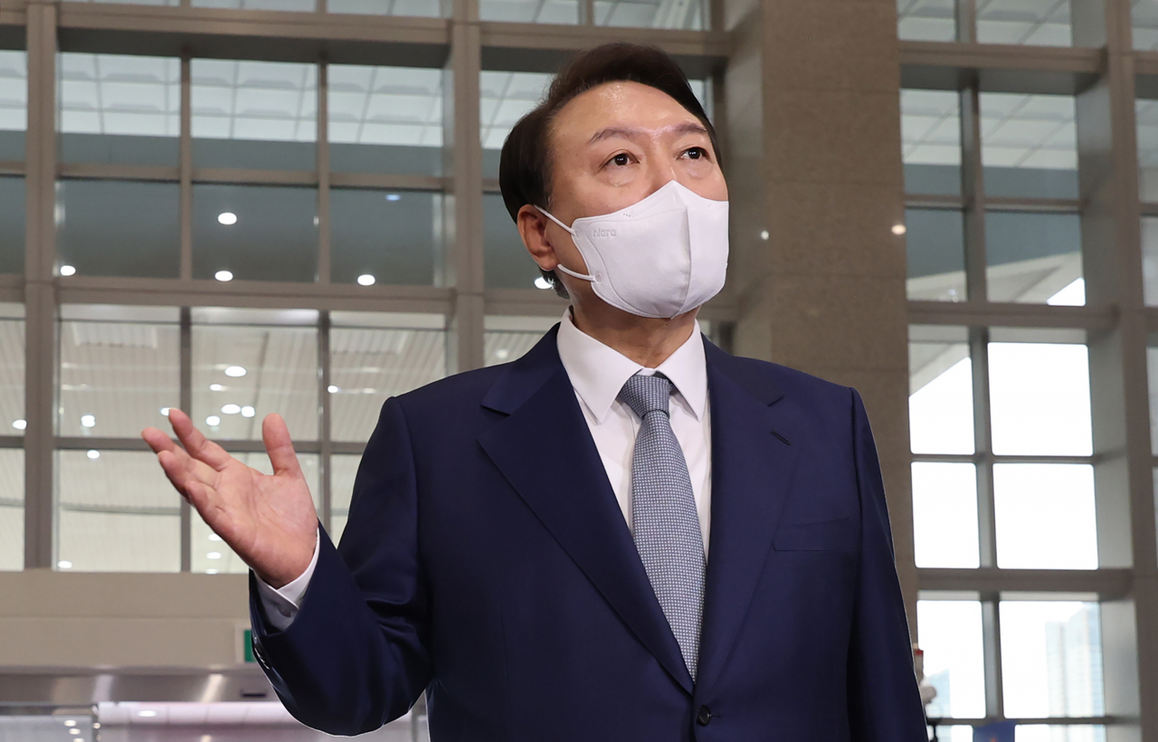 윤석열 대통령이 6일 오전 서울 용산 대통령실 청사로 출근, 취재진의 질문에 답하고 있다. [연합]