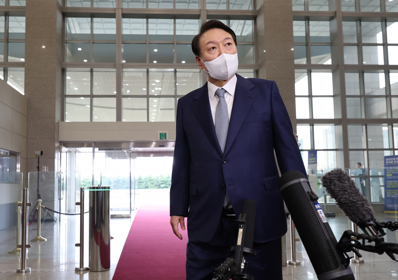 윤석열 대통령이 6일 오전 서울 용산 대통령실 청사로 출근, 출근길 문답을 마친 뒤 집무실로 향하고 있다. [연합]