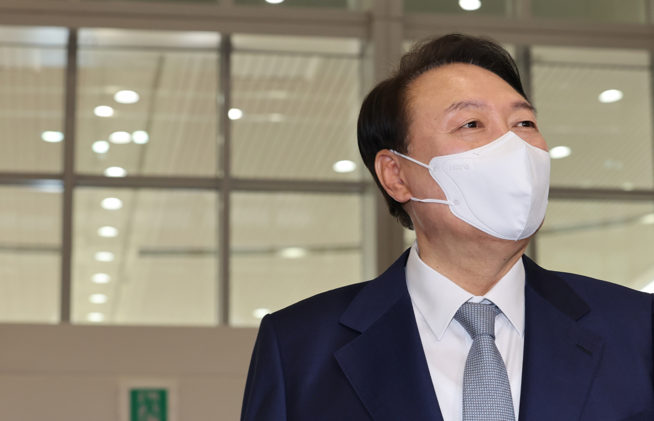 윤석열 대통령이 6일 오전 서울 용산 대통령실 청사로 출근하고 있다. [연합]