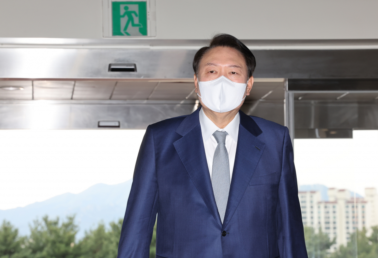 윤석열 대통령이 6일 오전 서울 용산 대통령실 청사로 출근하고 있다. [연합]