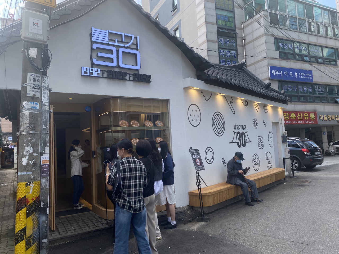 지난 5일 정오 서울시 종로구 익선동 롯데리아 플래그십스토어 ‘불고기랩’ 앞에 방문객들이 입장을 위해 줄 서 있다. 신주희 기자