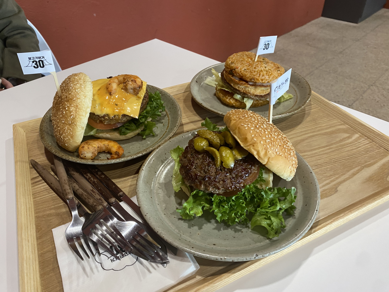 롯데리아 ‘불고기랩’에서만 맛볼 수 있는 시그니처 메뉴 ‘2022 블랙타이거 불새’(왼쪽)와 ‘덕인관 한우떡갈비버거’(가운데), ‘전주비빔라이스 불고기버거’(오른쪽). 신주희 기자
