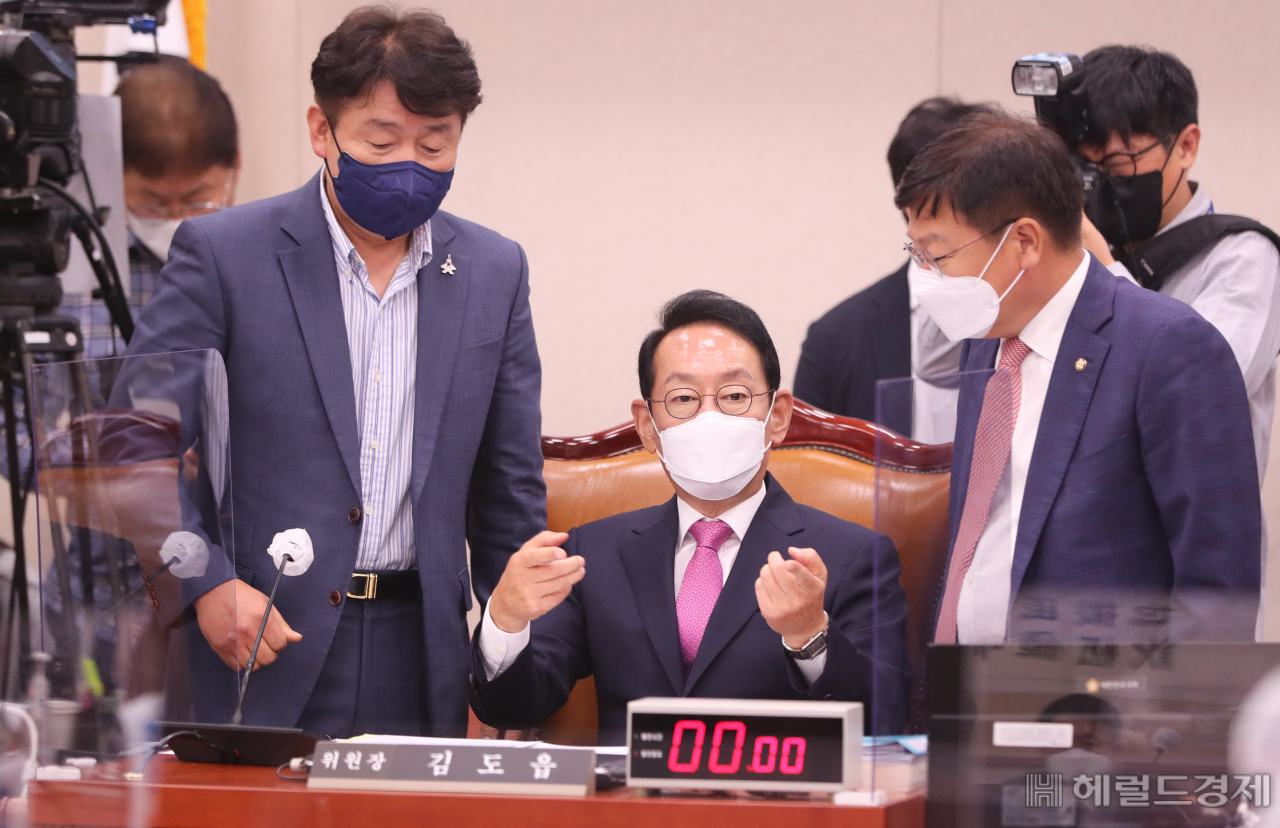 지난 4일 서울 여의도 국회에서 열린 대법원 등에 대한 법제사법위원회 국정감사에서 법사위의 김도읍(가운데) 위원장과 정점식(오른쪽) 국민의힘 간사·기동민 더불어민주당 간사가 대화하고 있다. 이상섭 기자