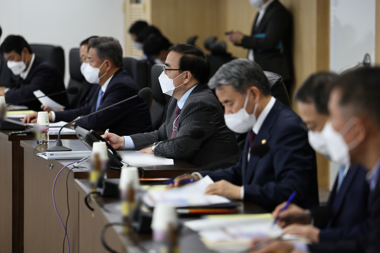 북한이 단거리 탄도미사일 2발을 발사한 지난달 28일 서울 용산 대통령실 청사 지하 국가위기관리센터에서 김성한 국가안보실장이 긴급 국가안전보장회의(NSC) 상임위원회 회의를 주재하고 있다. [연합]