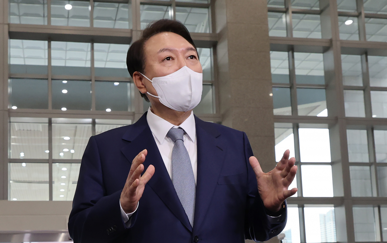윤석열 대통령이 6일 오전 서울 용산 대통령실 청사로 출근하며 취재진의 질문에 답하고 있다. [연합]