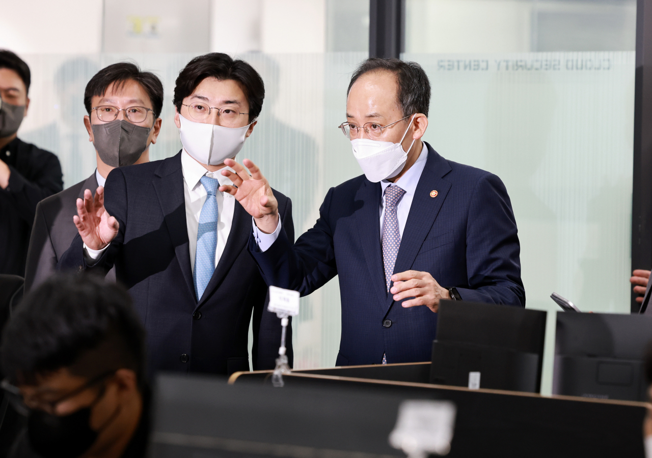추경호 경제부총리 겸 기획재정부 장관(오른쪽)이 6일 서울 강남구의 벤처 기업 메가존 클라우드의 클라우드 시스템 관제센터를 찾아 기업 관계자로부터 설명을 듣고 있다. 그는 “벤처투자시장에서 민간 부문이 더욱 주도적인 역할을 수행해 나가도록 세제 인센티브 지원 및 관련 제도를 적극 정비해 나가겠다”고 강조했다. [연합]