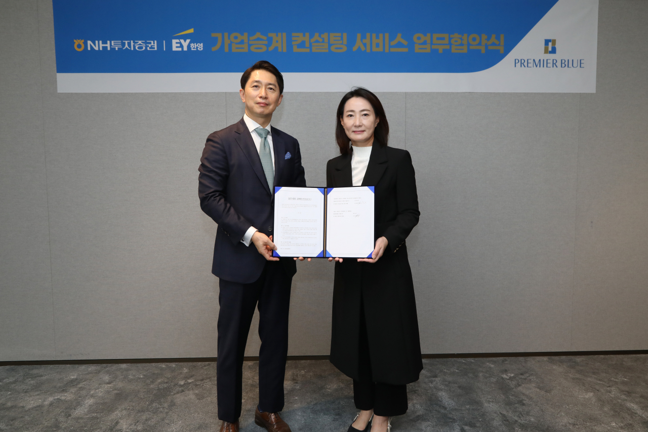 이재경(오른쪽) NH투자증권 프리미어 블루 본부 대표와 고경태 한영회계법인 세무부문 대표가 5일 업무협약 이후 기념 촬영을 하고 있다. [NH투자증권 제공]