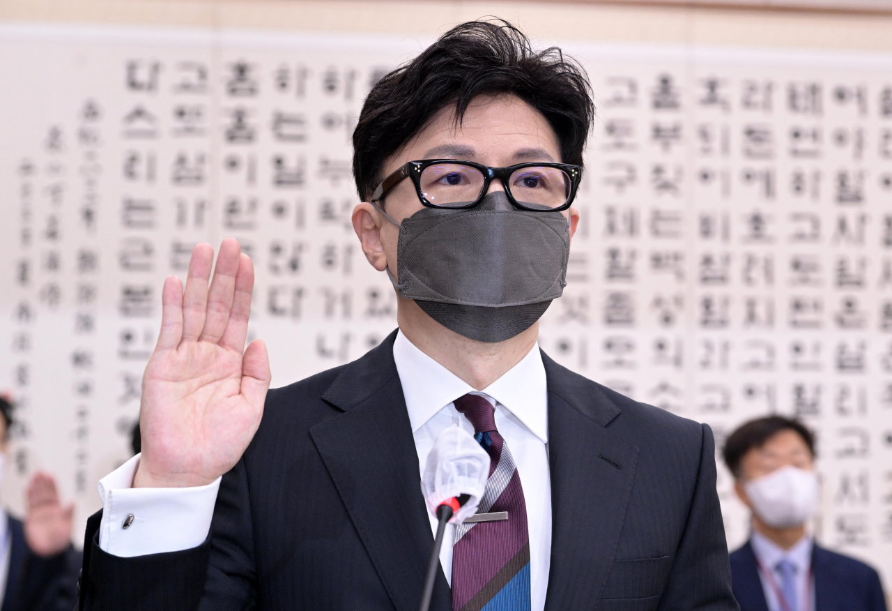 한동훈 법무부 장관이 6일 오전 국회 법제사법위원회에서 열린 법무부·대한법률구조공단·한국법무보호복지공단 등에 대한 국정감사에서 증인 선서를 하고 있다. 이상섭 기자