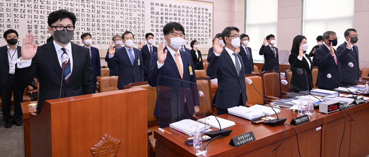 한동훈 법무부 장관이 6일 오전 국회 법제사법위원회에서 열린 법무부·대한법률구조공단·한국법무보호복지공단 등에 대한 국정감사에서 증인 선서를 하고 있다. 이상섭 기자