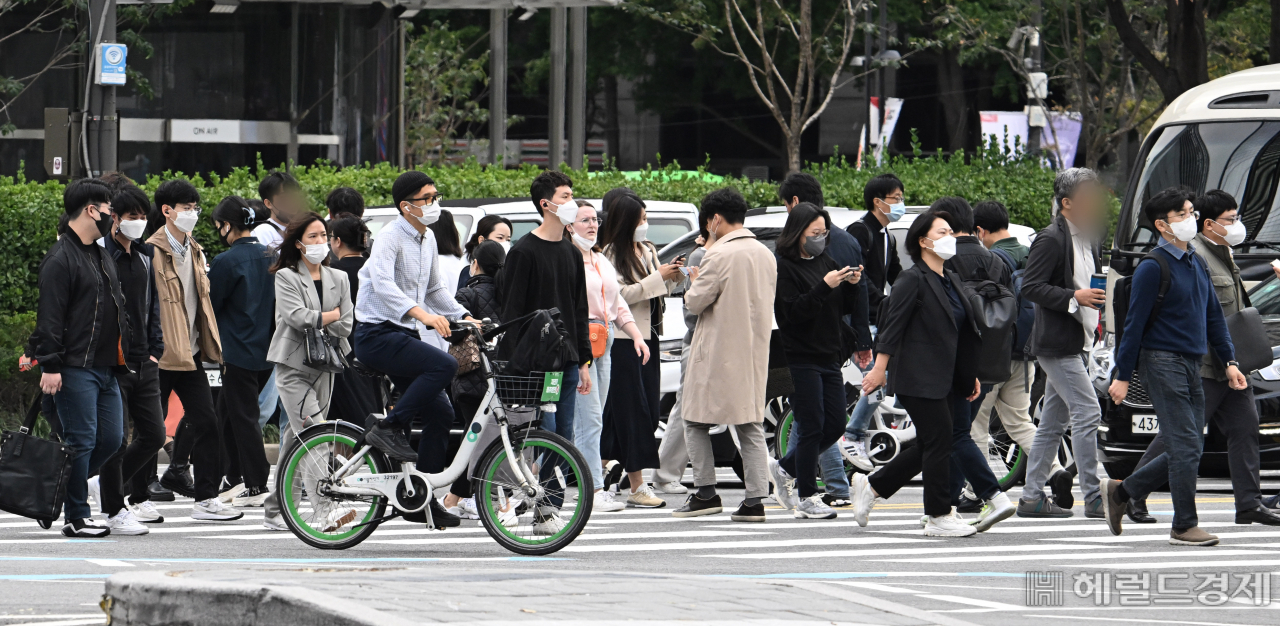 6일 서울 종로구 광화문사거리 일대에서 쌀쌀해진 날씨로 인해 시민들이 긴 외투를 입고 거리를 지나고 있다. 임세준 기자