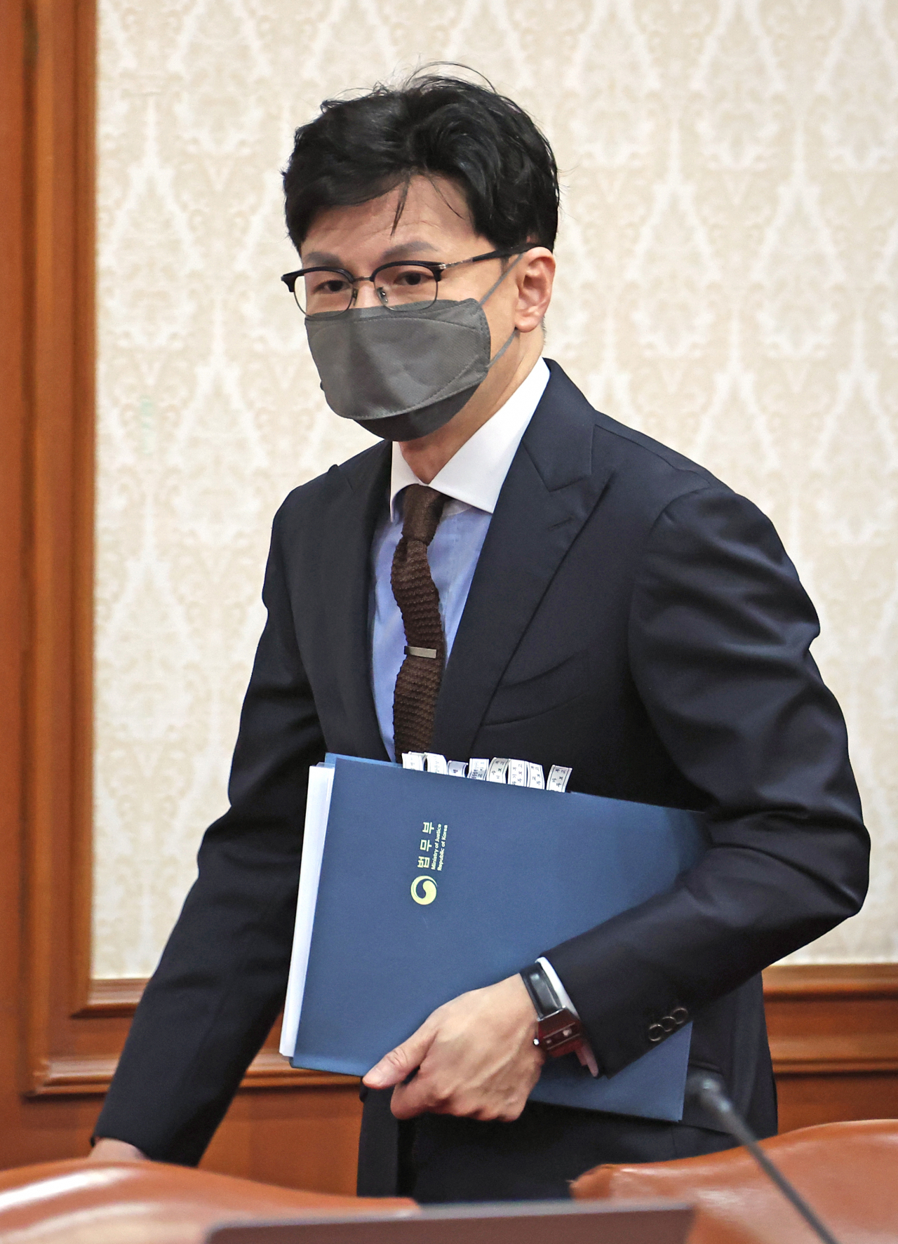 한동훈 법무부 장관이 5일 정부서울청사에서 세종청사와 영상으로 연결해 열린 국무회의에 참석하고 있다. [연합]