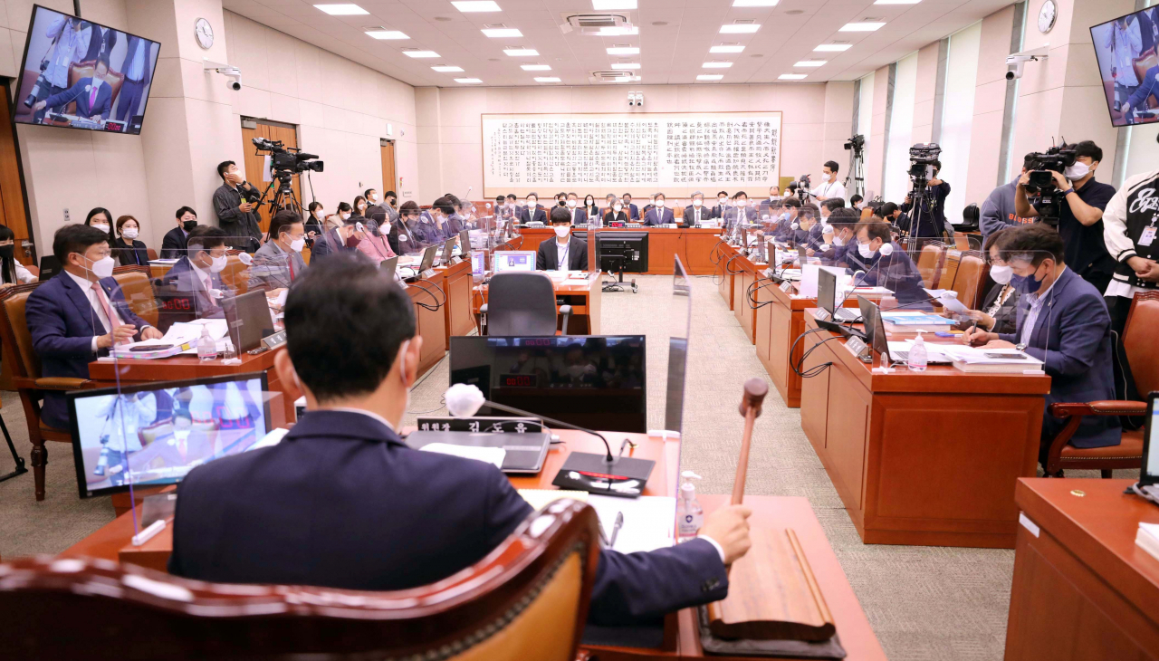 김도읍 위원장이 지난 4일 서울 여의도 국회에서 열린 대법원 등에 대한 법제사법위원회 국정감사에서 의사봉을 두드리고 있다. 이상섭 기자