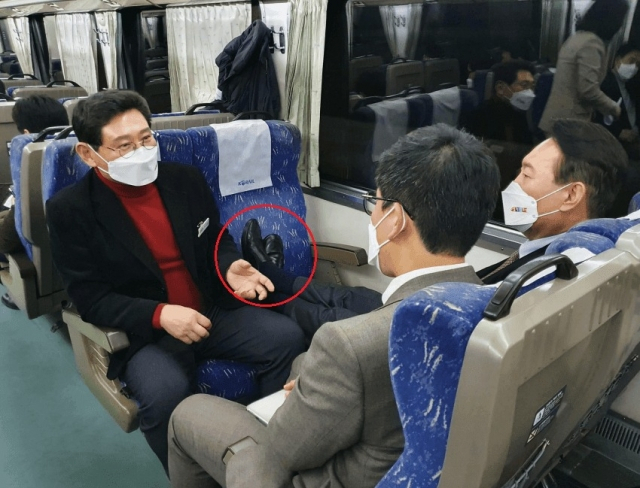 지난 2월 13일 윤석열 당시 국민의힘 대선후보(오른쪽)가 맞은편 앞 좌석에 구둣발을 올리고 있는 모습이 포착돼 논란이 됐다. [고민정 더불어민주당 의원 페이스북 캡처]