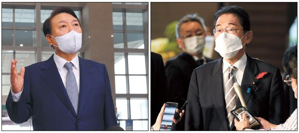 북한이 이틀만에 또 탄도미사일을 동해로 발사한 6일 오전 한국과 일본 양국 정상의 의제도 단연 안보였다. 윤석열 대통령은 서울 용산 대통령실 청사로 출근하는 길에 취재진과 만나 “정부가 강력한 한미동맹과 한미일 안보협력을 바탕으로 국민 안전과 생명을 빈틈없이 지킬 것”이라고 했다(왼쪽 사진). 기시다 후미오 일본 총리도 북한 미사일 발사 직후 총리 관저에서 기자들과 만나 “북한의 탄도미사일 발사를 절대 용납할 수 없다”고 했다. [연합]