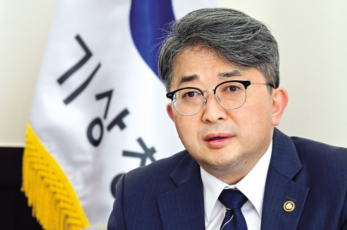 유희동 기상청장이 지난달 29일 오후 서울 동작구 기상청 본청에서 헤럴드경제와 인터뷰를 하고 있다. 박해묵 기자
