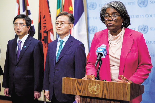 유엔 안전보장이사회(안보리)가 5일(현지시간) 북한의 중거리 탄도미사일(IRBM) 도발 문제를 논의하기 위해 소집됐지만 결론을 내지 못하고 산회했다. 안보리 회의 후 린다 토머스-그린필드(오른쪽) 주유엔 미국대사가 황준국(가운데) 주유엔 한국대사와 이시카네 기미히로(石兼公博) 주유엔 일본대사와 함께 북한의 탄도미사일 발사를 규탄하는 장외 공동 성명을 발표하고 있다. 공동 성명에는 한미일 외에 알바니아, 브라질, 프랑스, 인도, 아일랜드, 노르웨이, 아랍에미리트, 영국 등이 동참했다. [로이터]