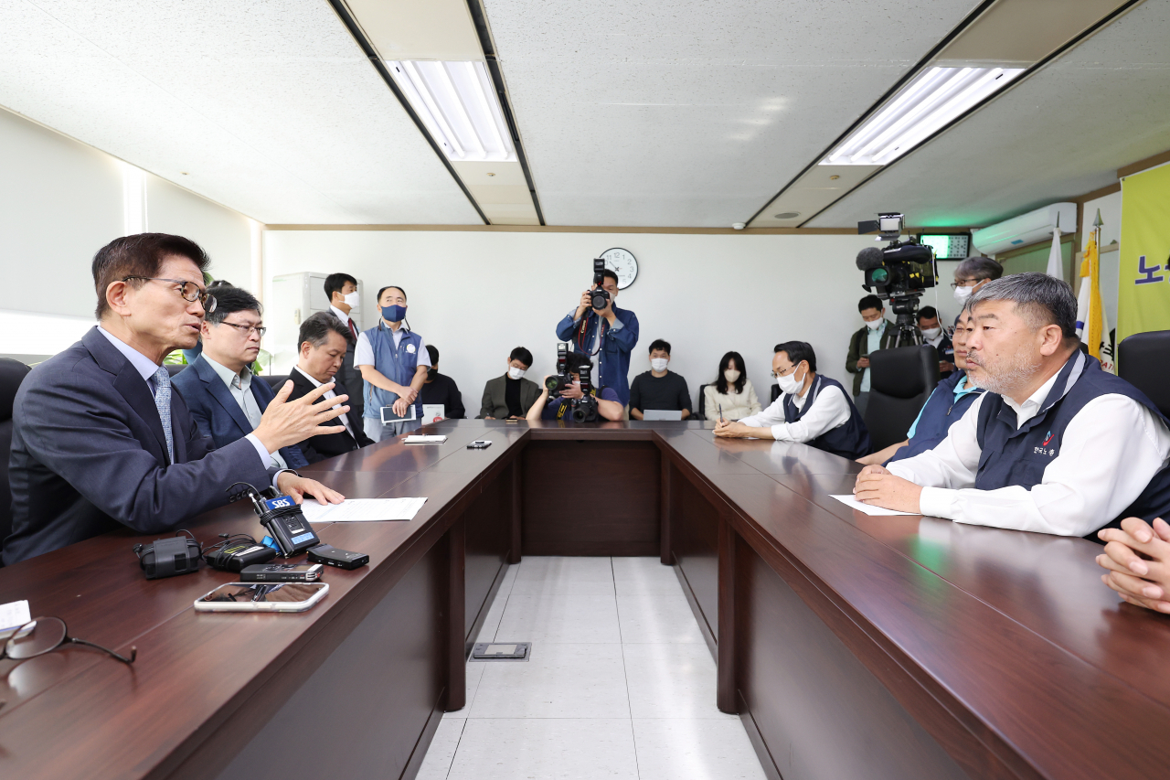 김문수 신임 경사노위 위원장이 6일 여의도 한국노총을 방문, 김동명 위원장(오른쪽)과 대화를 하고 있다. [연합]