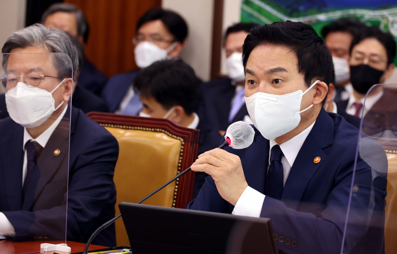 원희룡 국토교통부 장관이 6일 서울 여의도 국회에서 열린 국토교통위원회의 국토교통부 등 국정감사에서 의원 질의에 답변하고 있다. [연합]