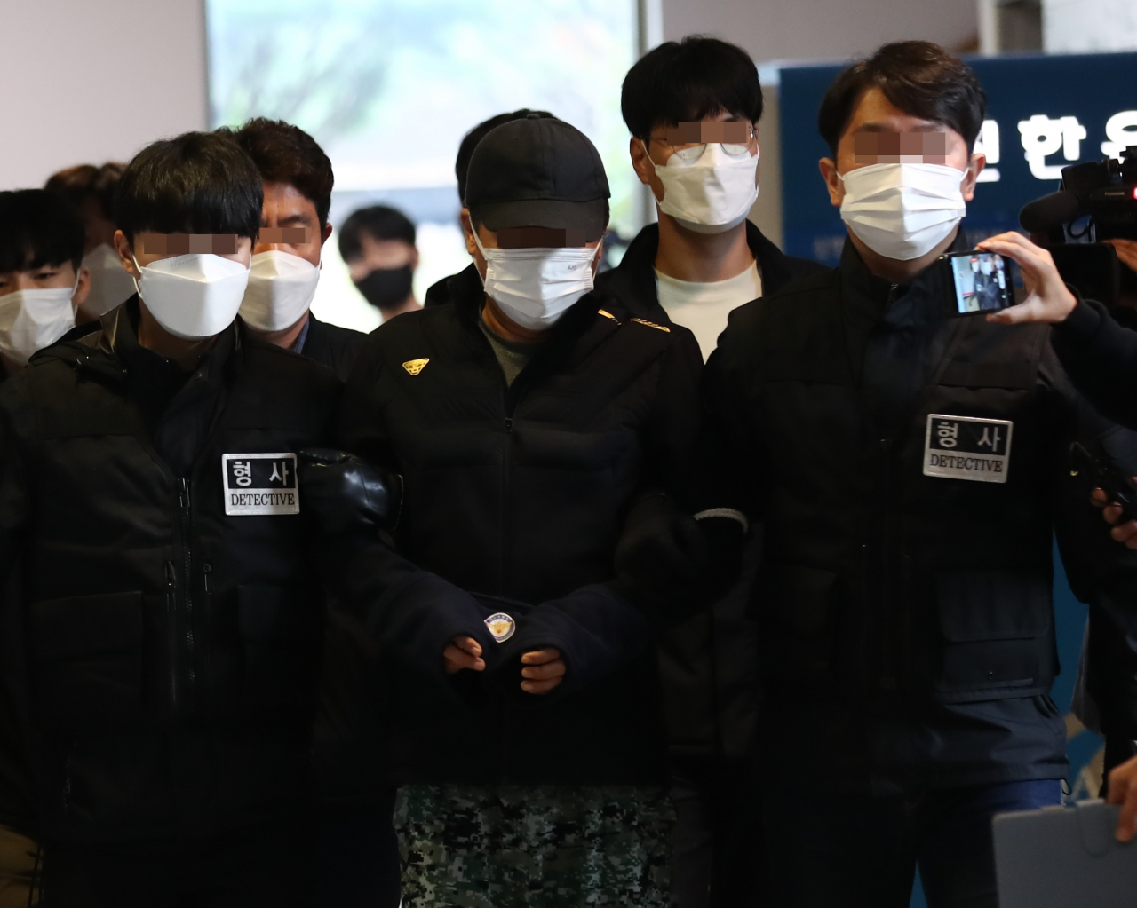 경찰에 가정폭력 신고를 한 아내를 살해한 혐의를 받는 50대 남편 A씨(가운데)가 6일 대전지방법원 서산지원에서 열린 구속 전 피의자 심문(영장실질심사)을 받기 위해 법정으로 들어가고 있다.[연합]