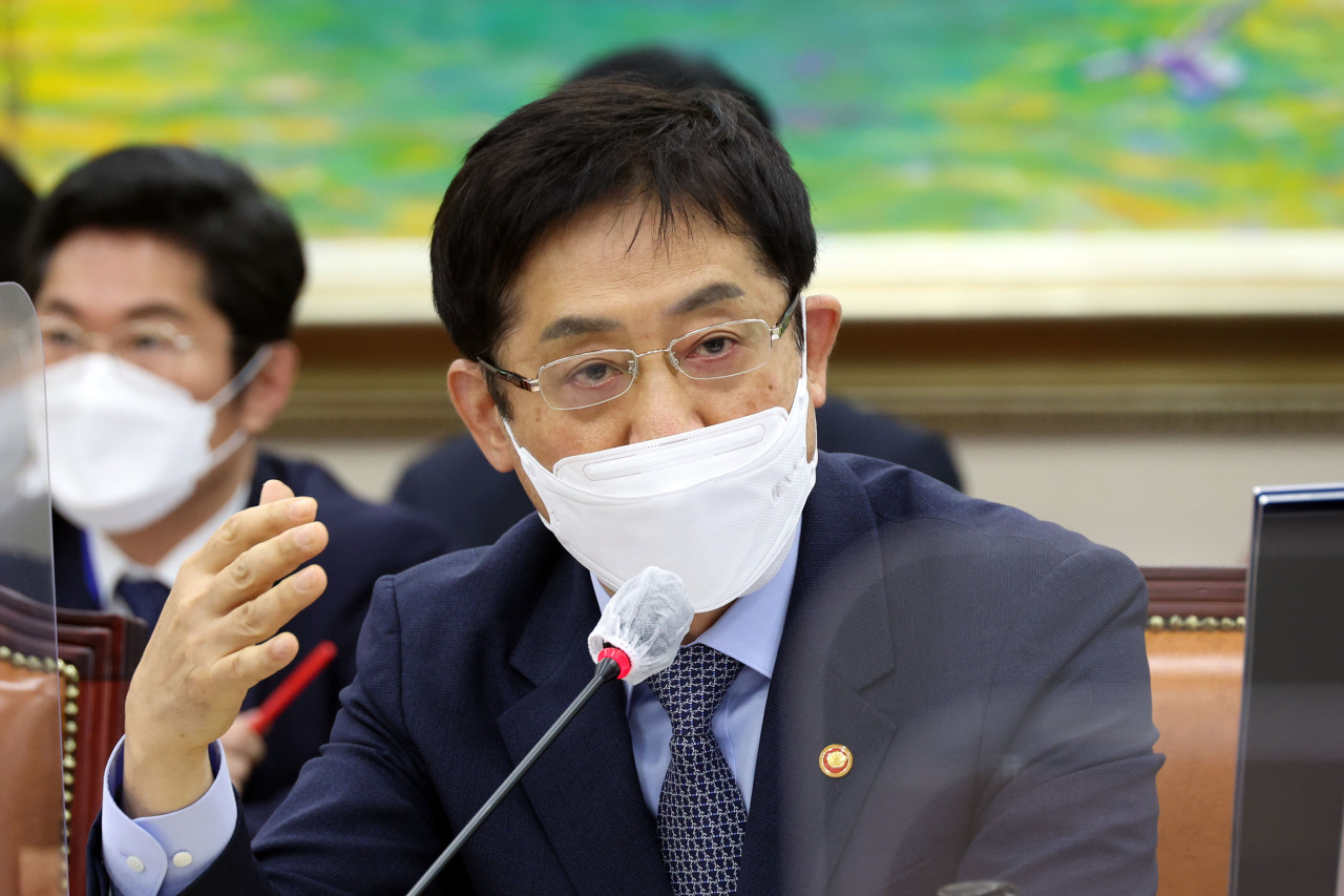 FSC Chairman Kim Joo-hyeon talks to lawmakers at a parliamentary audit held at the National Assembly in Seoul on Thursday. (Yonhap)