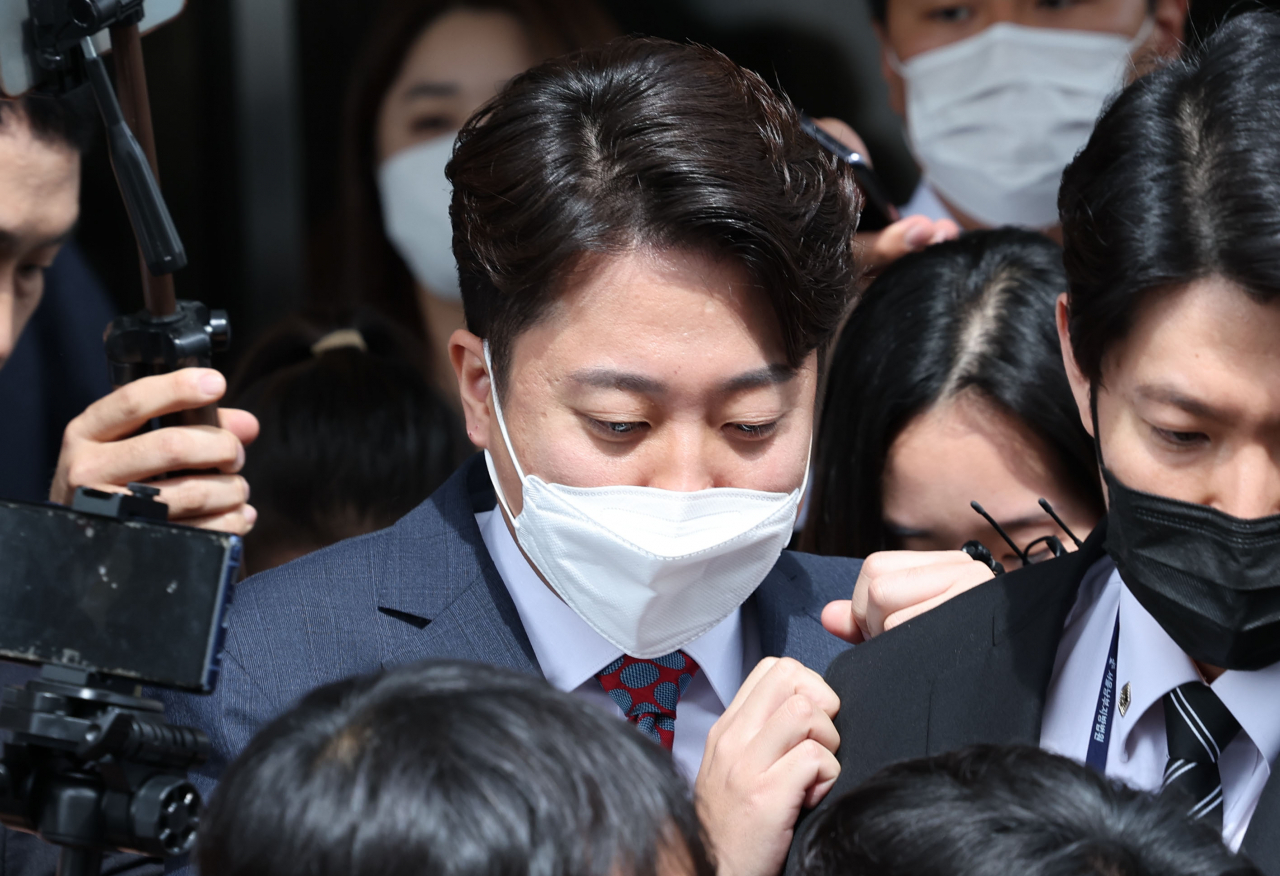 지난달 28일 이준석 국민의힘 전 대표가 서울 양천구 서울남부지법에서 열린 국민의힘 당헌 효력 정지 가처분 심문을 마친 뒤 법원을 나서고 있다. [연합]