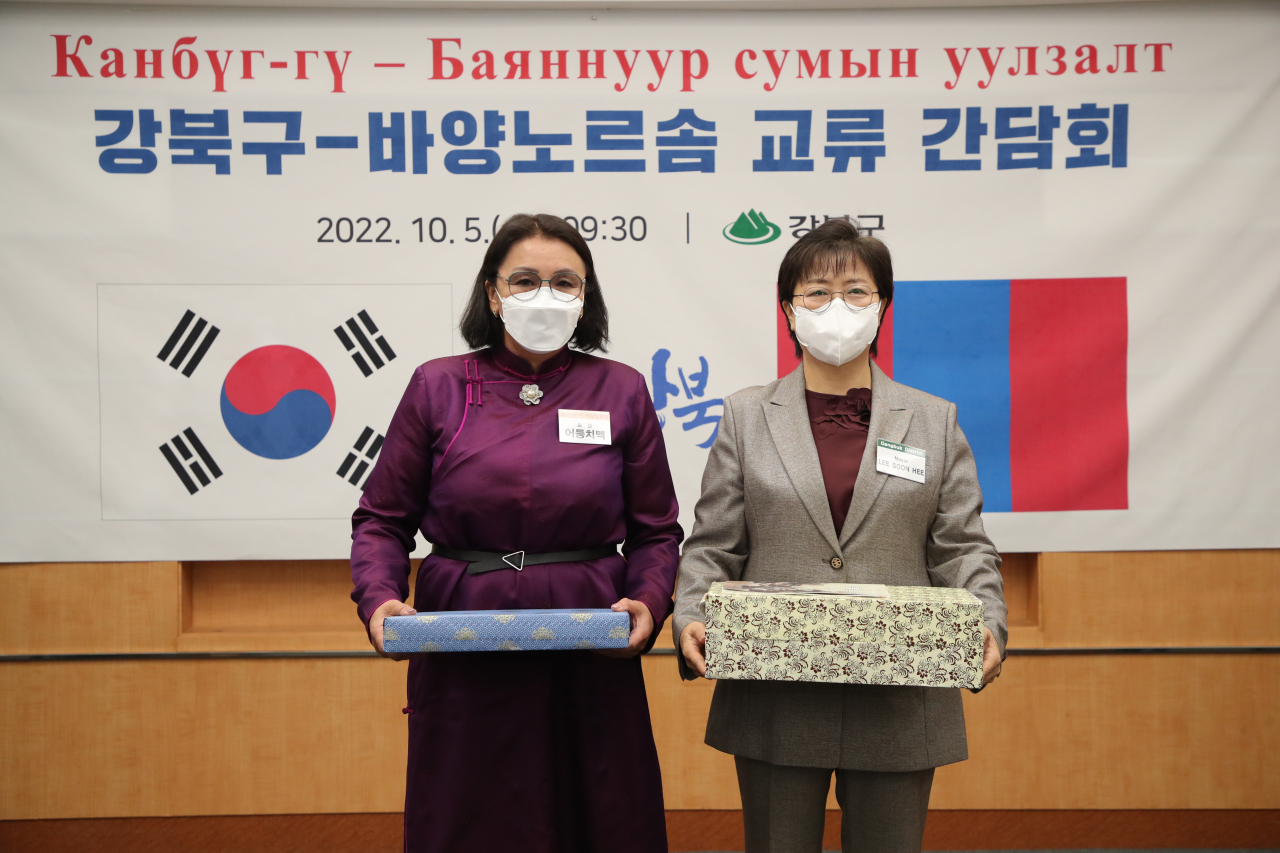 어등치멕(왼쪽) 바양노르솜장과 이순희 서울 강북구청장이 5일 기념품 전달식을 가진 뒤 기념촬영을 하고 있다. [강북구 제공]