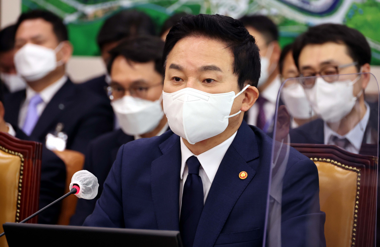 원희룡 국토교통부 장관이 6일 서울 여의도 국회에서 열린 국토교통위원회의 국토교통부 등 국정감사에서 의원 질의에 답변하고 있다. [연합]