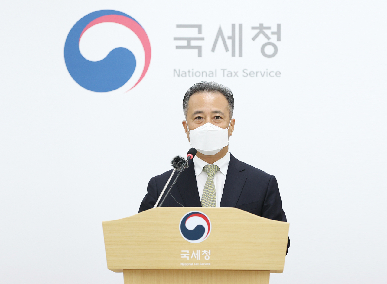 박재형 국세청 자산과세국장이 6일 정부세종청사 국세청 기자실에서 해외이민 가장 변칙 상속증여 혐의자 등 99명의 세무조사와 관련해 브리핑하고 있다. [연합]