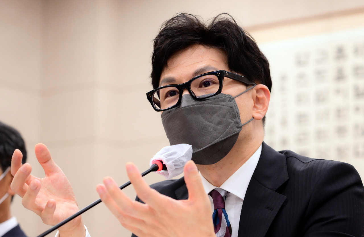 한동훈 법무부 장관이 지난 6일 국회 법제사법위원회에서 열린 법무부·대한법률구조공단·한국법무보호복지공단 등에 대한 국정감사에서 의원질의에 답변하고 있다. [연합]