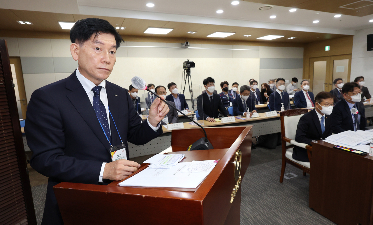 지난 5일 오후 세종시 정부세종청사에서 열린 국회 환경노동위원회의 고용노동부 등의 국정감사에서 증인으로 출석한 박두선 대우조선해양 대표이사(왼쪽)가 의원 질의에 답변하고 있다.(자료사진) [연합]