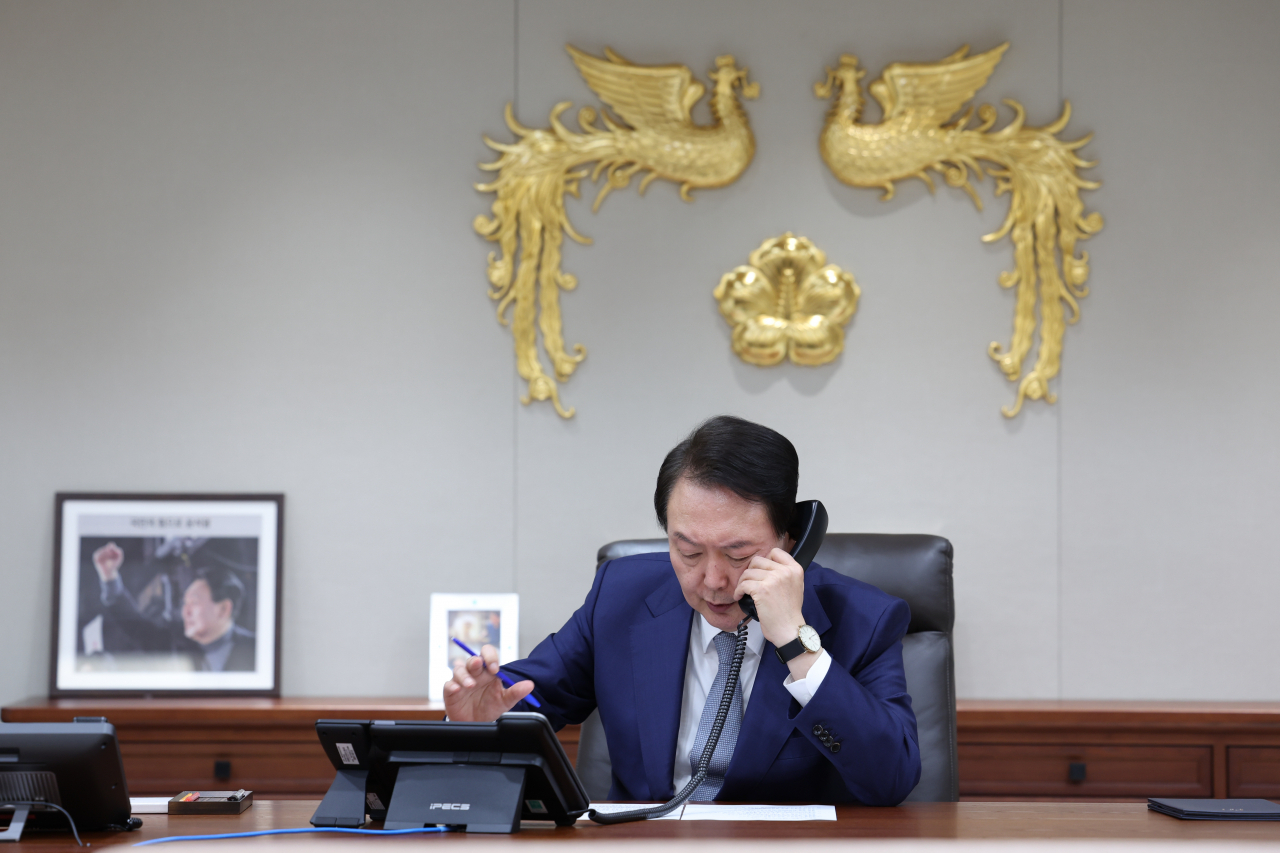 윤석열 대통령이 6일 오후 서울 용산 대통령실 청사에서 기시다 후미오 일본 총리와의 통화하고 있다. [연합]
