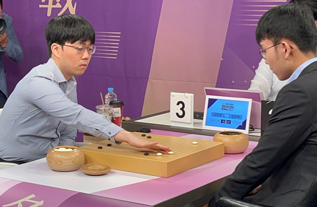 신민준 9단(왼쪽)이 신진서 9단과의 결승에서 대국하는 모습./한국기원 제공