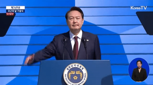 윤석열 대통령이 지난 1일 오전 충남 계룡대 대연병장에서 열린 건군 '제74주년 국군의 날' 기념식에서 거수경례를 하고 있다. [유튜브 '윤석열' 채널 캡처]