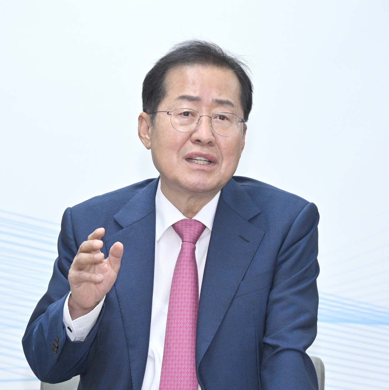 홍준표 대구시장이 6일 취임 100일을 맞아 대구시청 동인동 청사에서 기자들을 만나 “시민들의 압도적 지지에 압도적 성과로 보답하겠다”고 밝혔다.[대구시 제공]