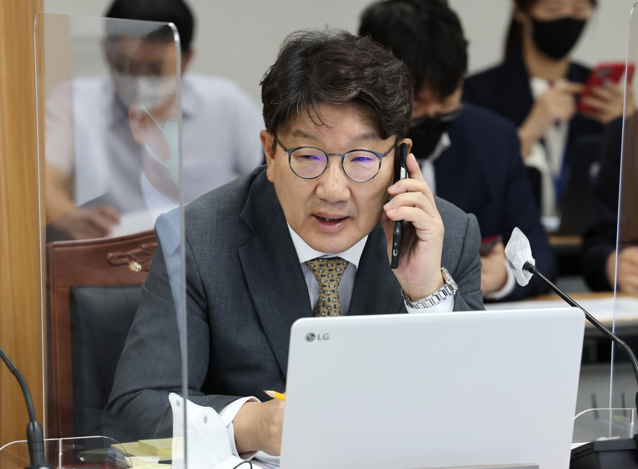 국민의힘 권성동 의원이 지난 4일 오전 세종시 정부세종청사에서 열린 국회 과학기술정보방송통신위원회의 과학기술정보통신부, 우정사업본부 등에 대한 국정감사에 참석해 전화하고 있다. [연합]