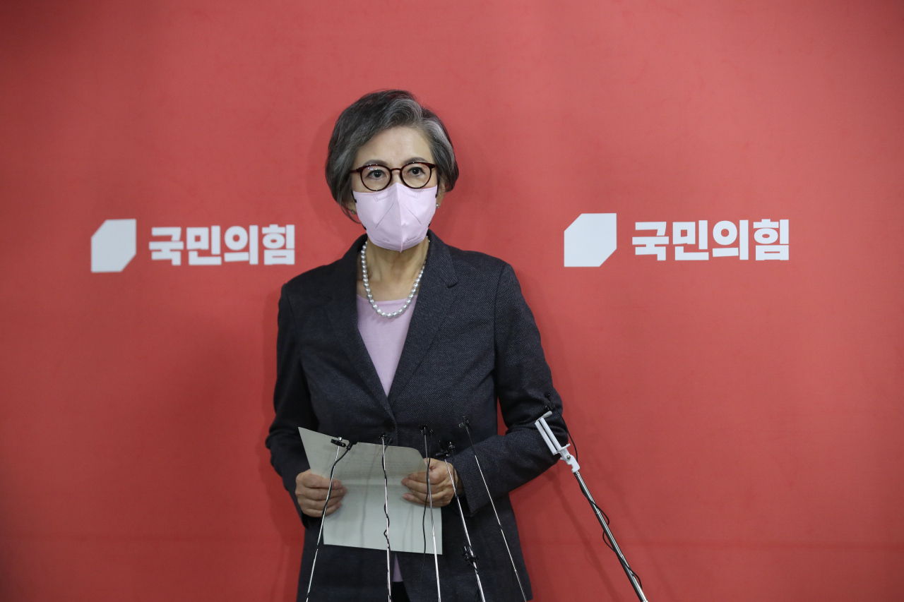 국민의힘 이양희 윤리위원장이 6일 오후 국회에서 열린 당 중앙윤리위원회 전체 회의에 참석하며 취재진 질문에 답하고 있다. [연합]