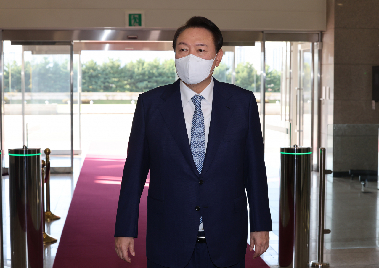 윤석열 대통령이 7일 오전 서울 용산 대통령실 청사로 출근, 현안에 대해 발언을 하고 있다. [연합]