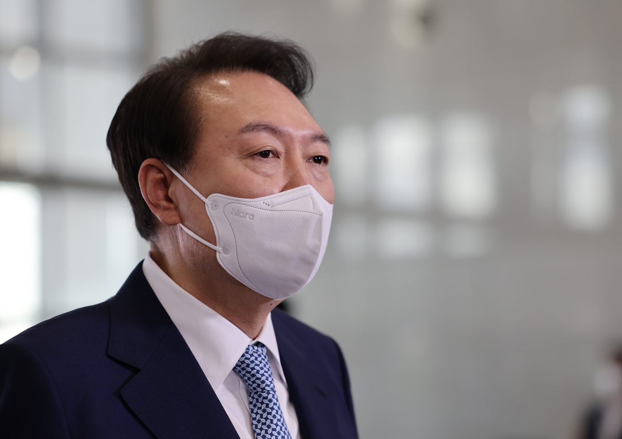 윤석열 대통령이 7일 오전 서울 용산 대통령실 청사로 출근, 취재진의 질문에 답하고 있다. [연합]