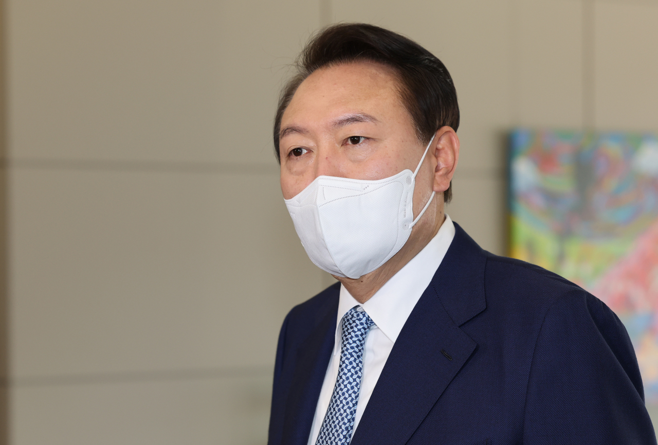윤석열 대통령이 7일 오전 서울 용산 대통령실 청사로 출근, 현안에 대해 발언을 하고 있다. [연합]