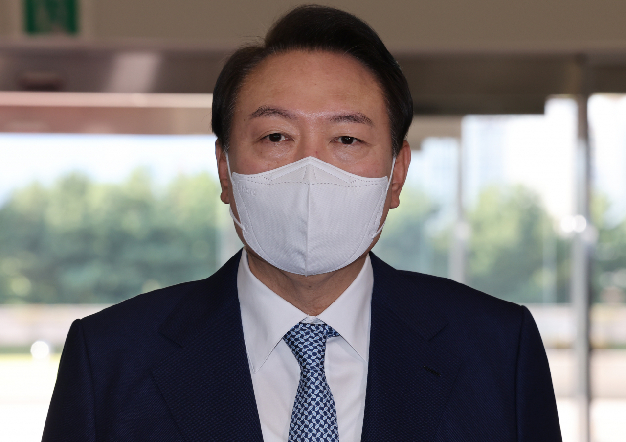 윤석열 대통령이 7일 오전 서울 용산 대통령실 청사로 출근, 현안에 대해 발언을 하고 있다. [연합]