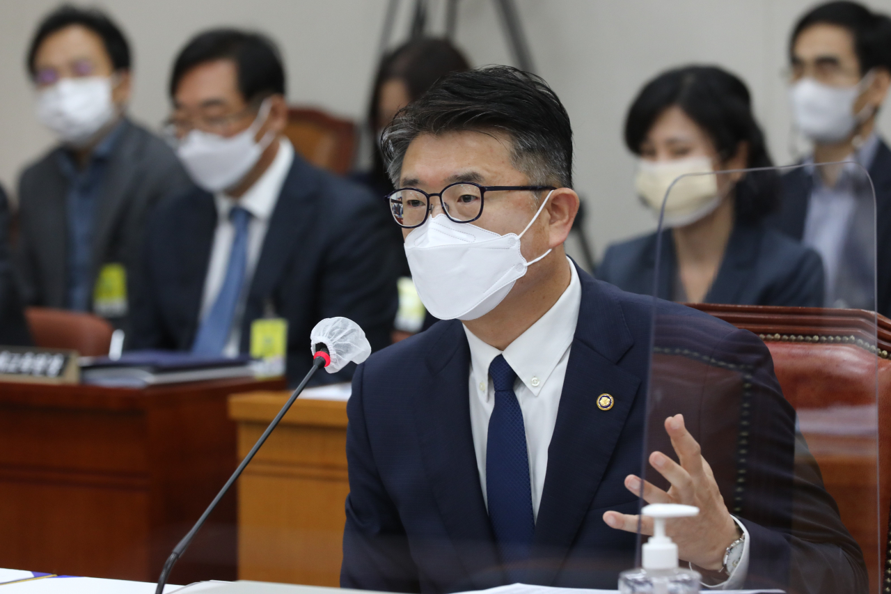 장상윤 교육부 차관(부총리 겸 교육부장관 직무대행)이 4일 국회에서 열린 교육위원회의 교육부, 국사편찬위원회 등에 대한 국정감사에서 자료제출요구 관련 의원 질문에 답하고 있다. 이상섭 기자