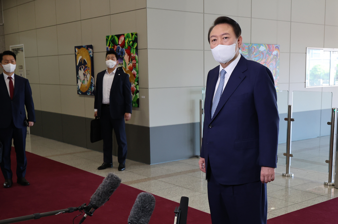 윤석열 대통령이 7일 오전 서울 용산 대통령실 청사로 출근, 취재진의 질문에 답하고 있다. [연합]