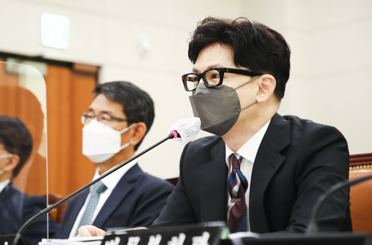 한동훈 법무부 장관이 6일 국회 법제사법위원회에서 열린 법무부·대한법률구조공단·한국법무보호복지공단 등에 대한 국정감사에서 의원질의에 답변하고 있다. [연합]