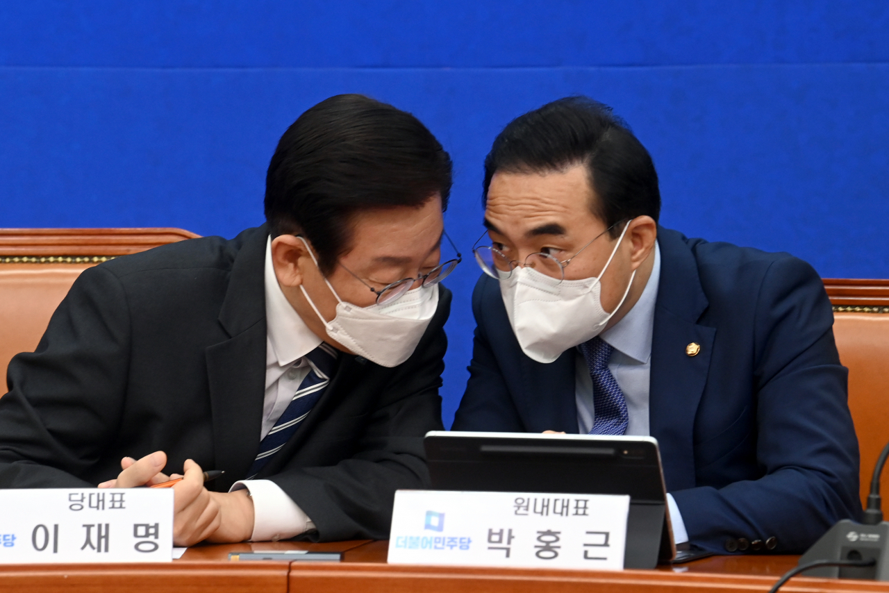 이재명 더불어민주당 대표와 박홍근 원내대표가 7일 국회에서 열린 최고위원회의에서 대화를 나누고 있다. [연합]