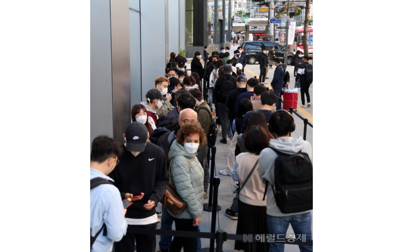 애플 신제품 아이폰14 시리즈가 한국에 정식 출시된 가운데 7일 오전 서울 중구 명동 애플스토어에서 고객들이 아이폰14를 구매하기 위해 줄을 서고 있다. 이상섭 기자